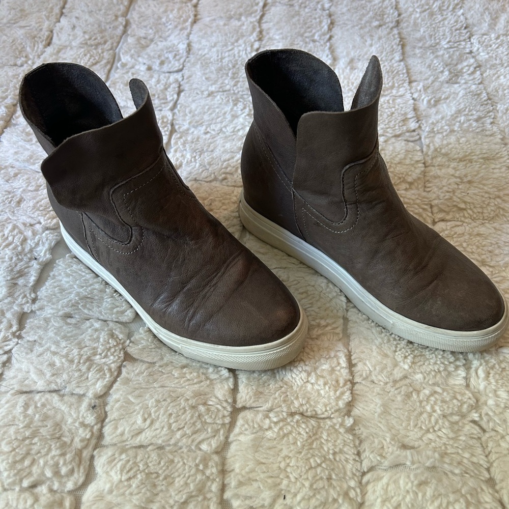 J/SLIDES Brown Boots with Suede Texture and Slip-On Design